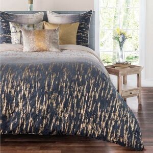 Cloud 9 Design Queen size duvet NWT. It has soft velvet fabric.